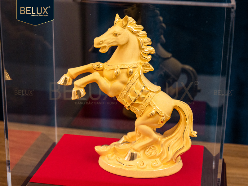 Tượng Ngựa Mã Đáo vàng cát 10x5x13cm